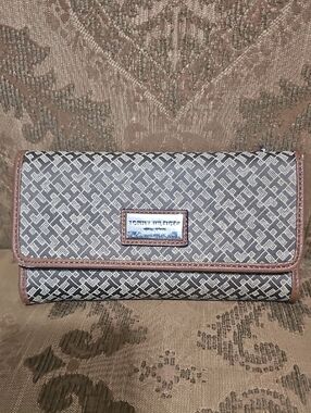 Tommy Hilfiger Gray Patterned Women's Wallet with Brown Trim